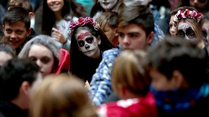 Los estudiantes disfrutaron del Día de Muertos en la Casa de Iberoamérica.