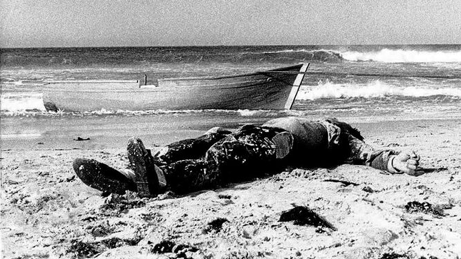 La cámara de Ildefonso Sena captó la imagen del primer cadáver de un migrante aparecido en la costa andaluza.