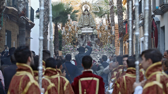 La Virgen de la Palma justo al salir del templo viñero.