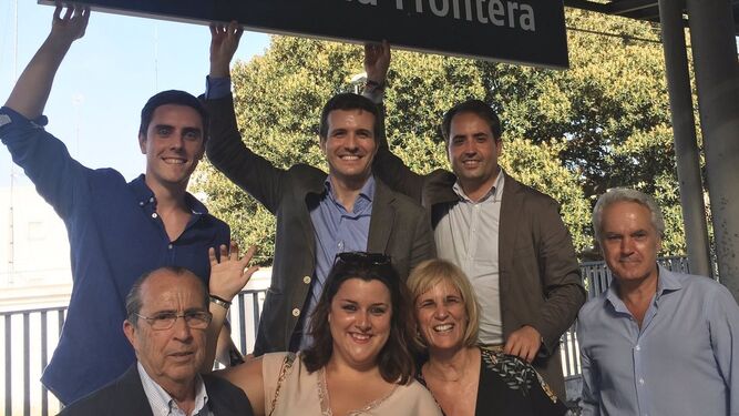 Casado y Saldaña, junto a otros miembros del PP de Jerez, es una visita a la ciudad en 2017.