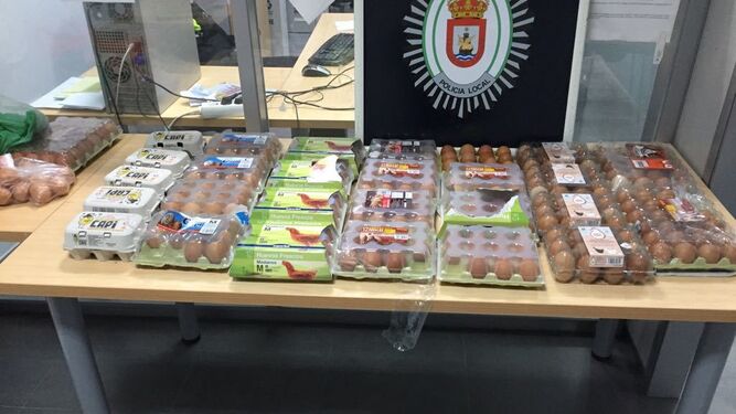 Docenas de huevos retiradas por la Policía Local de Sanlúcar