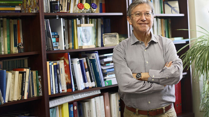 José Ruiz Navarro, en su despacho de la Universidad