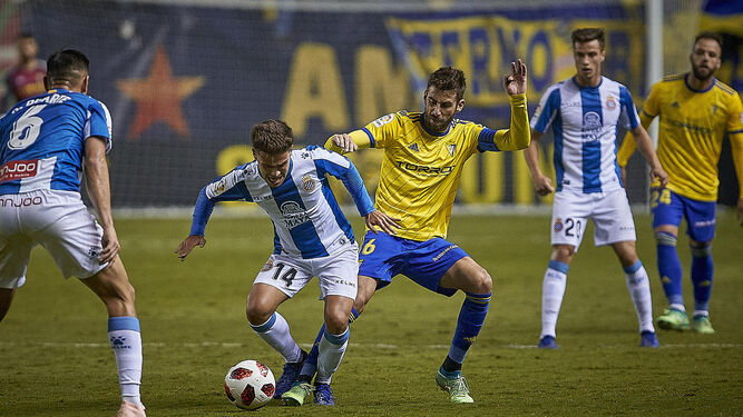 José Mari intenta arrebatar el balón a un rival durante el choque con el Espanyol.