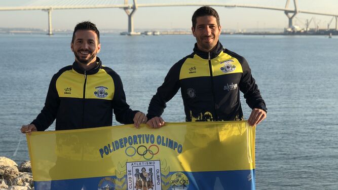 Pietro y Nacho, con la bandera del club para la ocasión antes de viajar.