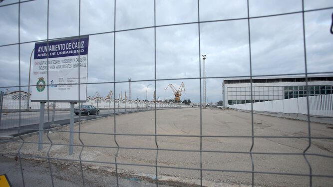 Una valla separa la zona de obras del futuro aparcamiento de Emasa en la avenida de Astilleros.