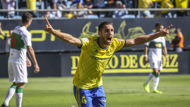 Rober Correa abre los brazos mientras corre para celebrar el gol del empate.