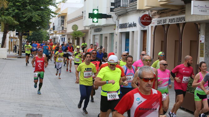 Los participantes en la carrera recorren la calle Jesús Nazareno.