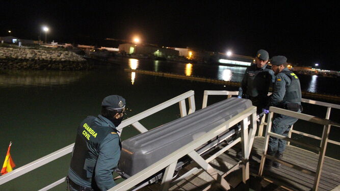 Los cad&aacute;veres de tres migrantes recuperados por la Guardia Civil llegan al puerto de Barbate.