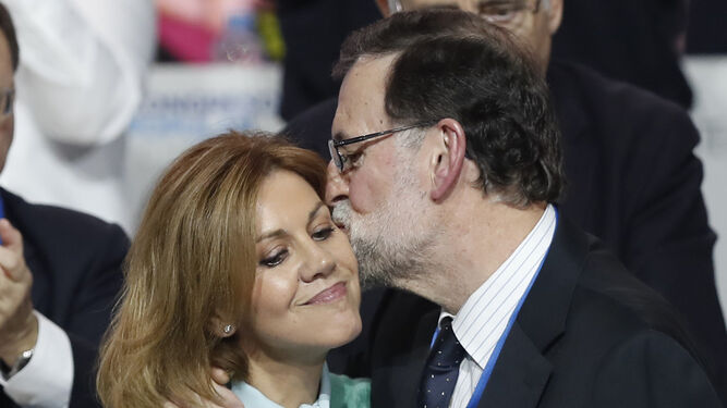 Mariano Rajoy besa a María Dolores de Cospedal en un acto del PP.