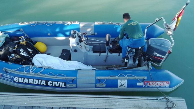 El cadáver encontrado frente a El Palmar, cubierto en la embarcación de la Guardia Civil.