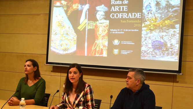 Patricia Cavada (centro),  junto a Mónica Orihuela y Antonio Luque en la presentación de la ruta de Arte Cofrade.