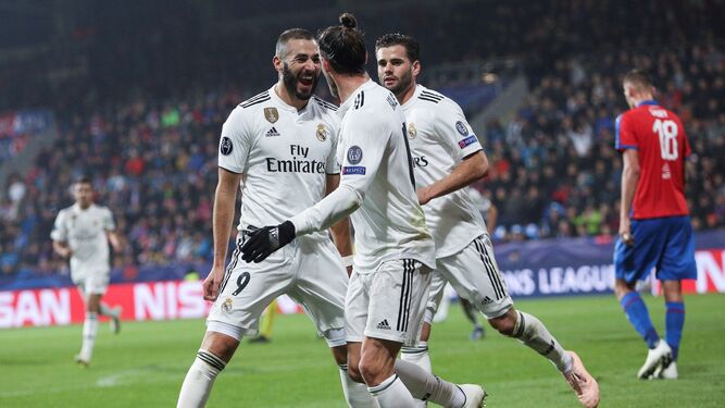 Benzema celebra un gol con Bale.