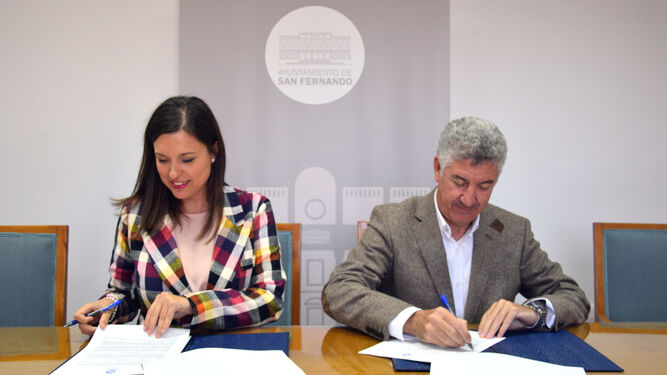La alcaldesa, Patricia Cavada, y el presidente de Acosafe, Manuel Luna, durante la firma del convenio.