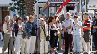Turistas en la plaza de San Juan de Dios de Cádiz.