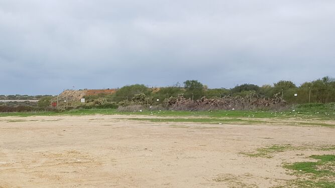 Imagen del campo de tiro de Camposoto, desde la carretera de acceso a la playa.
