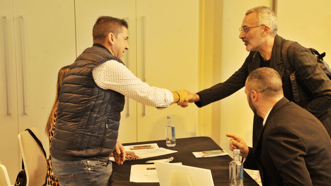 Una firma marroquinera saluda a un comprador europeo.