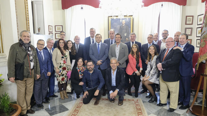 El alcalde y la edil de Fiestas, María Romay, posan con los integrantes de la Asociación de Reyes Magos de Cádiz.