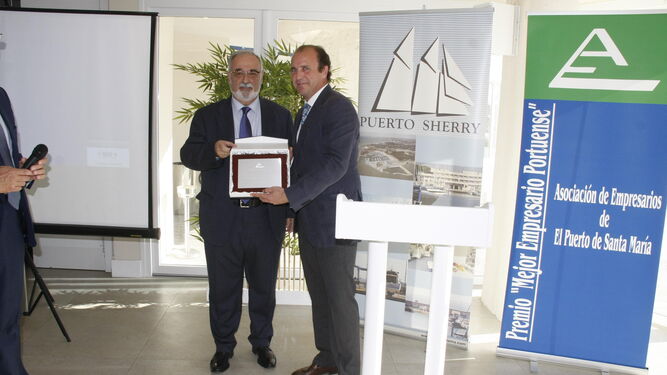 El director gerente de Puerto Sherry recibió el galardón de manos de José Sánchez Rosa.