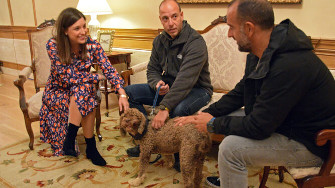 El perro Ron, recibido en Alcaldía por Patricia Cavada.
