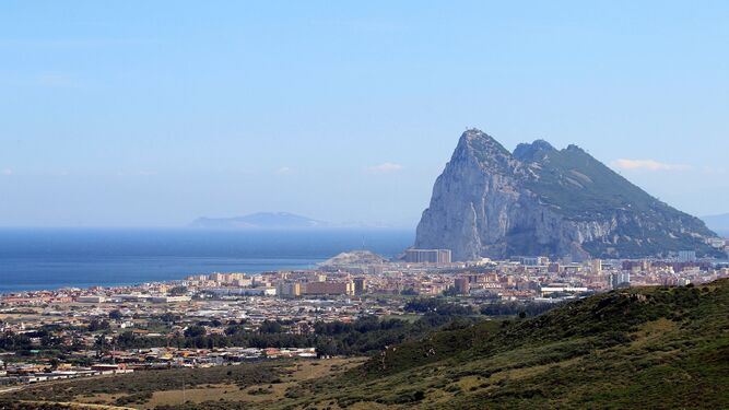 Vista de La Línea, con el peñón de Gibraltar al fondo