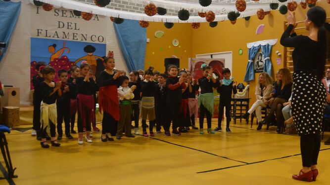 Una actuación de los alumnos del Casal Carrillo en la apertura de la semana dedicada al flamenco.