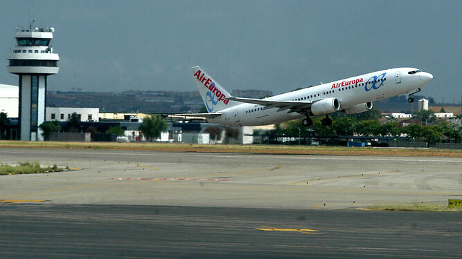 Un avión de la compañía 'Air Europa' despega en el aeropuerto de Sevilla.
