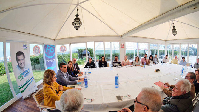 Ortiz. con distintos dirigentes del PP, en un encuentro con colectivos sociales en Algeciras.