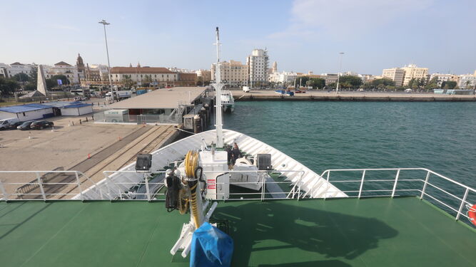 Una imagen tomada desde el puente de mando del buque escuela, atracado en Cádiz.