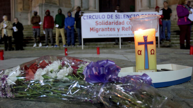 Un ramo de flores y una vela presiden una nueva convocatoria del Círculo de Silencio, en la plaza de la Catedral.