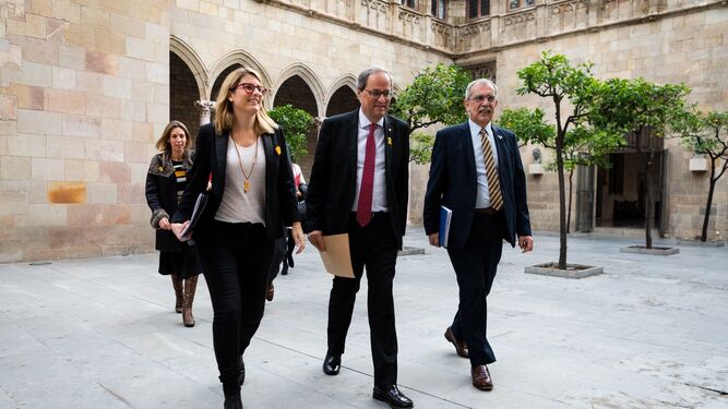 La portavoz del Gobierno catalán, Elsa Artadi, junto al 'president', Quim Torra,  y el secretario general de Cultura, Pau Villòria i Sistach (d), a su llegada este miércoles a la reunión semanal del 'Govern'.'