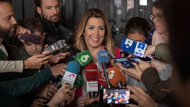 Susana Díaz atiende a los medios.