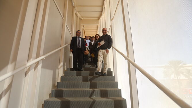 El decano de la Facultad (primero a la izquierda) guiando la visita por las nuevas escaleras de evacuación.
