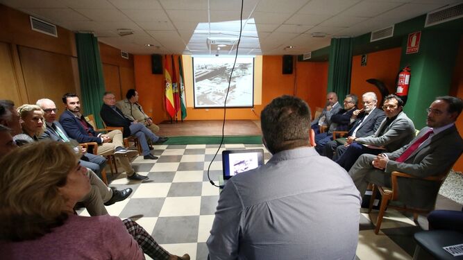 Representantes vecinales, del Ayuntamiento y la Junta de Andalucía atienden a la exposición sobre el convenio del Cerro del Moro.