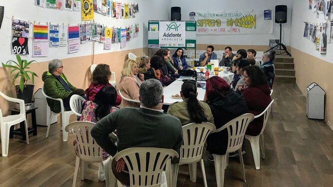 Los candidatos de Adelante Andalucía, reunidos con madres de nueve AMPAs.