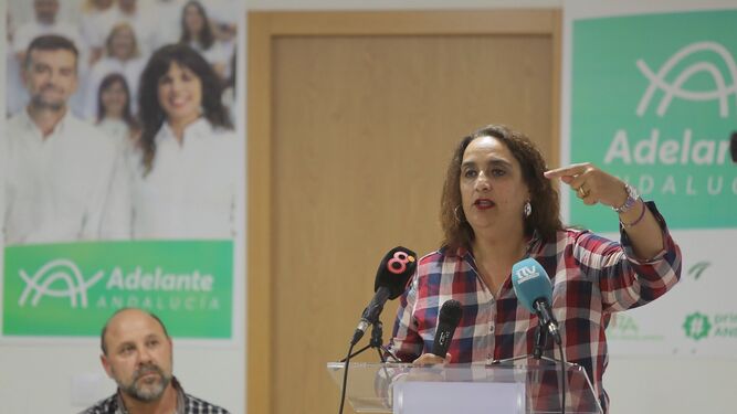 Ángela Aguilera interviene en la sede de Podemos de San Fernando