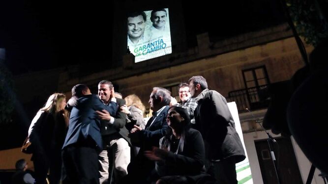 Los miembros de la candidatura del PP, con José Ortiz en el centro, se abrazan ayer en Vejer.