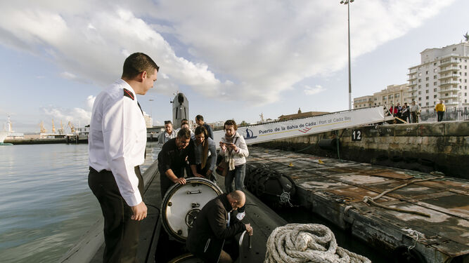 Imágenes de la visita al submarino 'Mistral' atracado en Cádiz