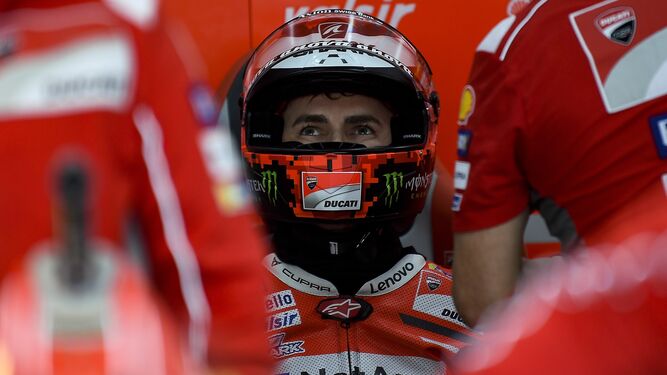 Jorge Lorenzo, en el box de Ducati.