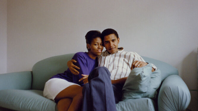 Con su esposo, el ex presidente Barack Obama, cuando eran estudiantes.
