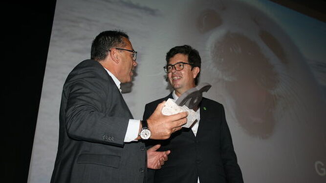 El presidente de los empresarios de Chiclana, Antonio Junquera, entrega un obsequio al conferenciante.