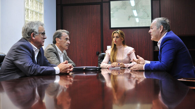 Reunión de los concejales Claudia Márquez y Antonio Rojas con los responsables de Renfe.
