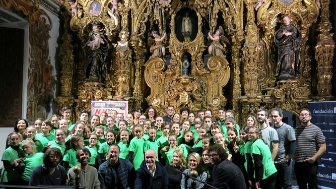 Miembros del coro, músicos, organizadores del Monkey Week y cargos políticos, este domingo en San Luis tras la celebración del singular concierto.