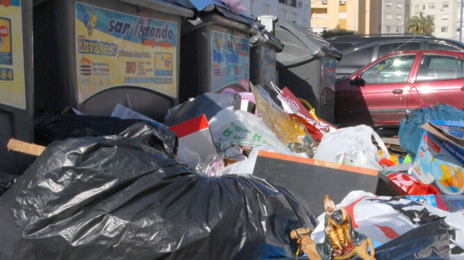 Imagen de archivo de bolsas de basura junto a unos contenedores.