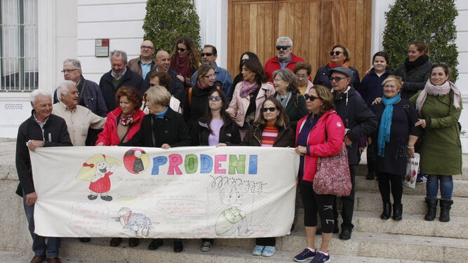 Integrantes de Prodeni esta mañana a las puertas del Ayuntamiento  durante el Día Mundial de los Derechos de la Infancia