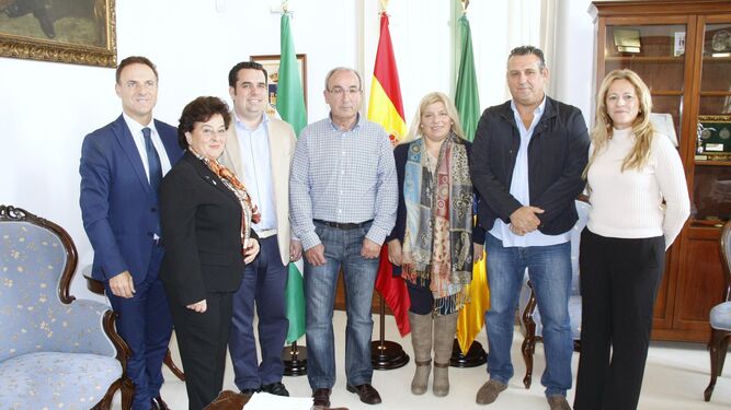 Los Reyes Magos 2019 y su séquito, con el alcalde y la concejala de Fiestas.