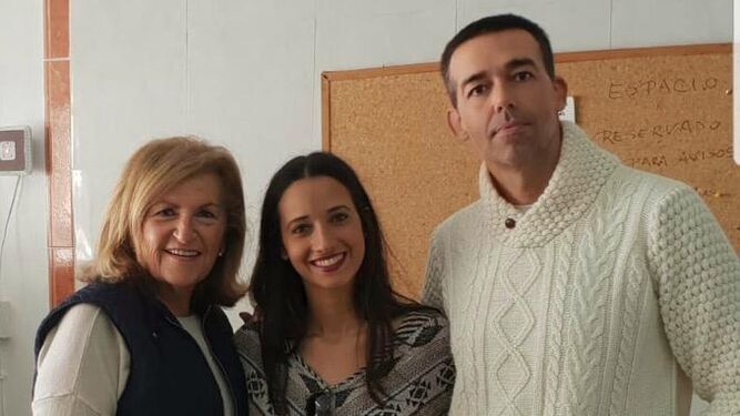 La artista Alba Gallardo, con Carmen Lara y David Calleja.