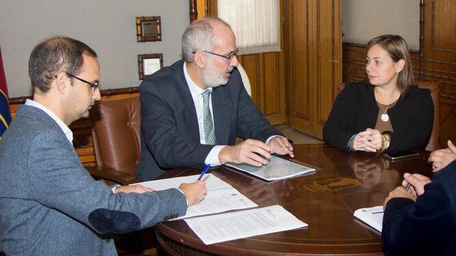 El alcalde firmando el nuevo convenio con la Dirección General del Catastro.