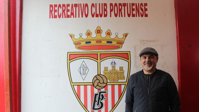Paco López posa delante de un escudo del club recreativista.