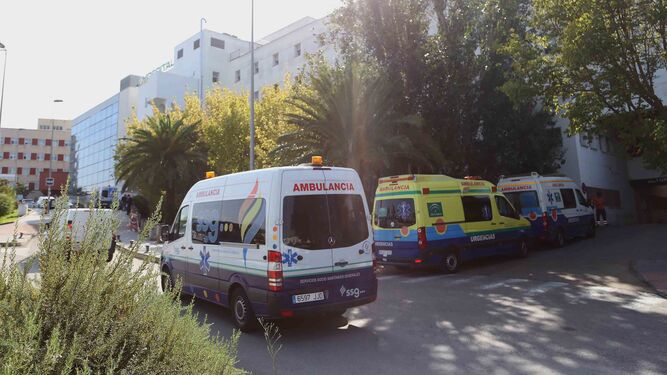 Ambulancias en las inmediaciones del hospital de Jerez.