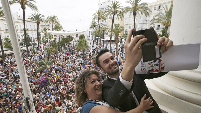 Eva Tubío y Martín Vila posando para un selfie el día que fueron investidos como concejales del Ayuntamiento de Cádiz.